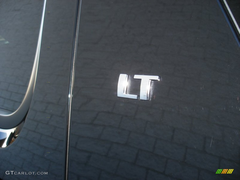 2011 Chevrolet Suburban LT 4x4 Marks and Logos Photos