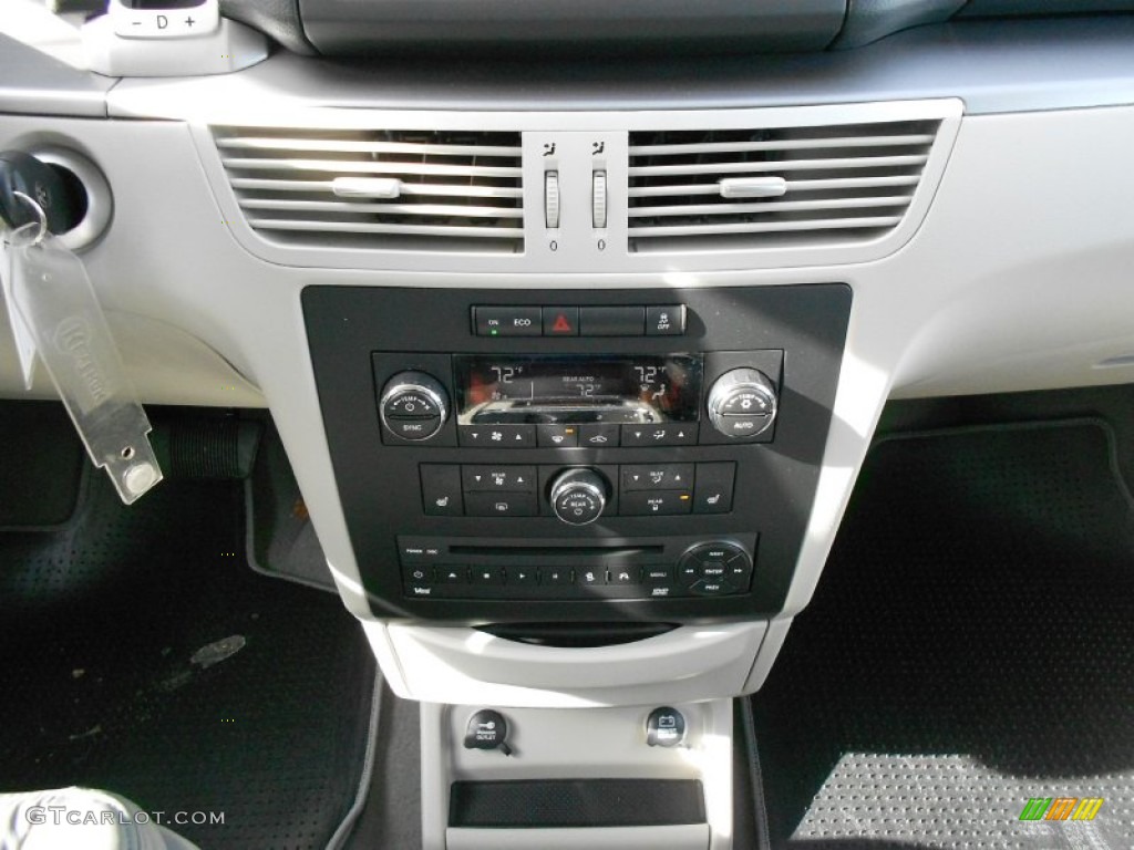 2012 Volkswagen Routan SEL Controls Photo #59550291