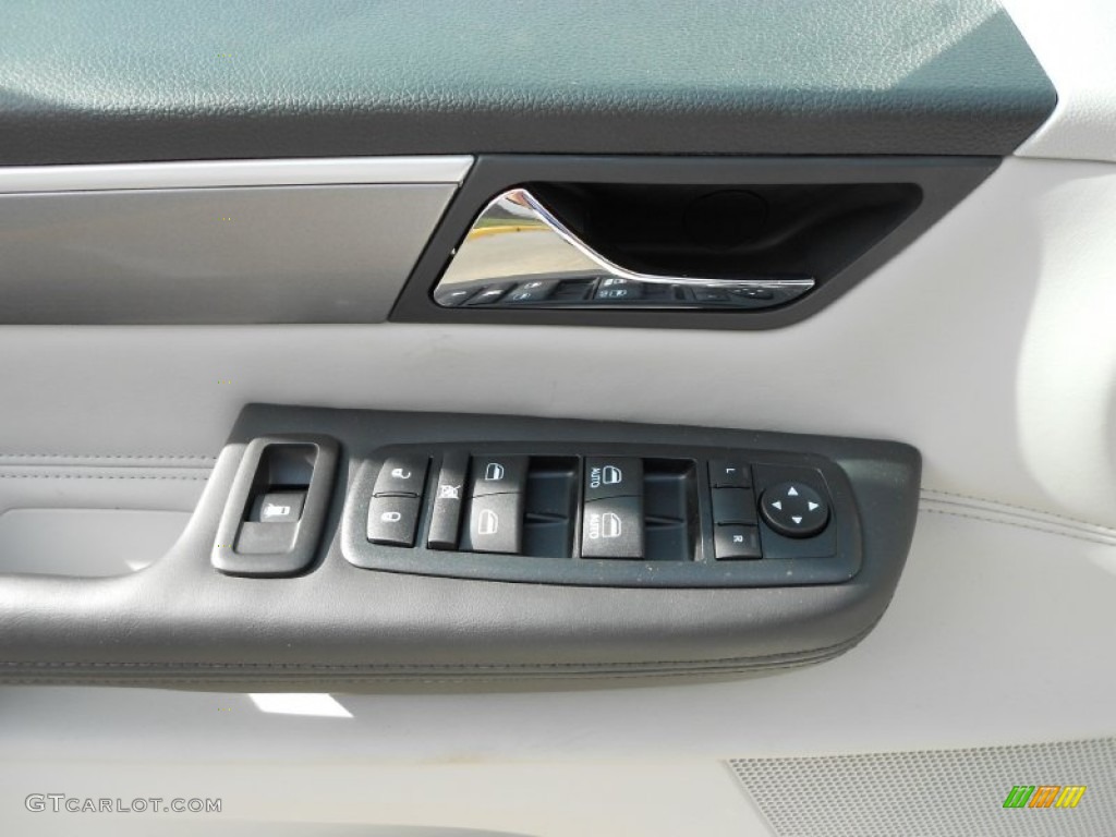 2012 Volkswagen Routan SEL Controls Photo #59550333