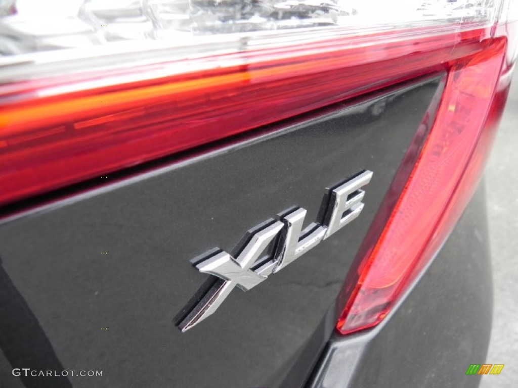 2012 Toyota Camry Hybrid XLE Marks and Logos Photos