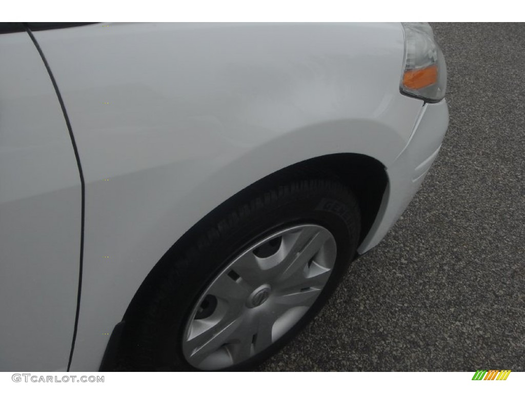 2010 Versa 1.8 S Hatchback - Fresh Powder White / Charcoal photo #18