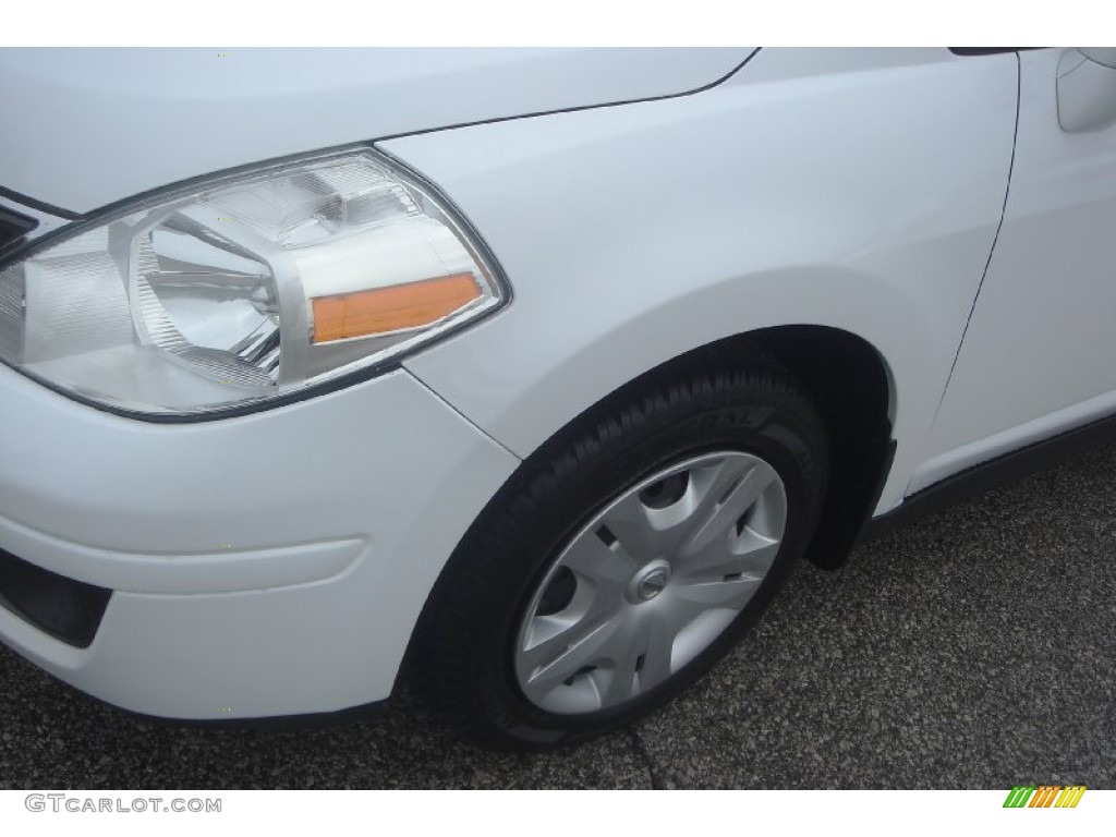 2010 Versa 1.8 S Hatchback - Fresh Powder White / Charcoal photo #21