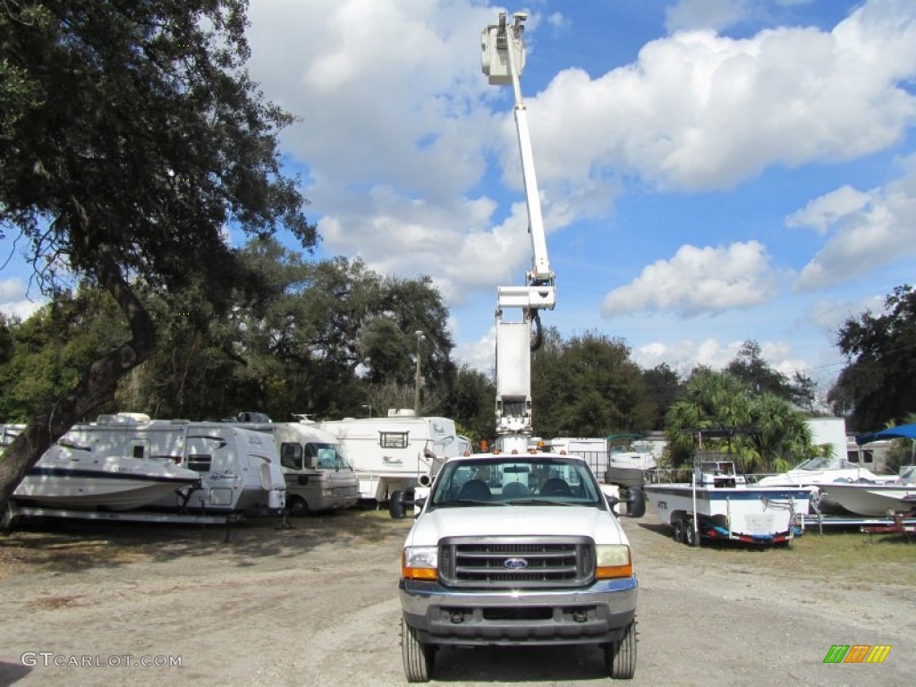 Oxford White 2001 Ford F450 Super Duty XL Regular Cab Bucket Truck Exterior Photo #59577318