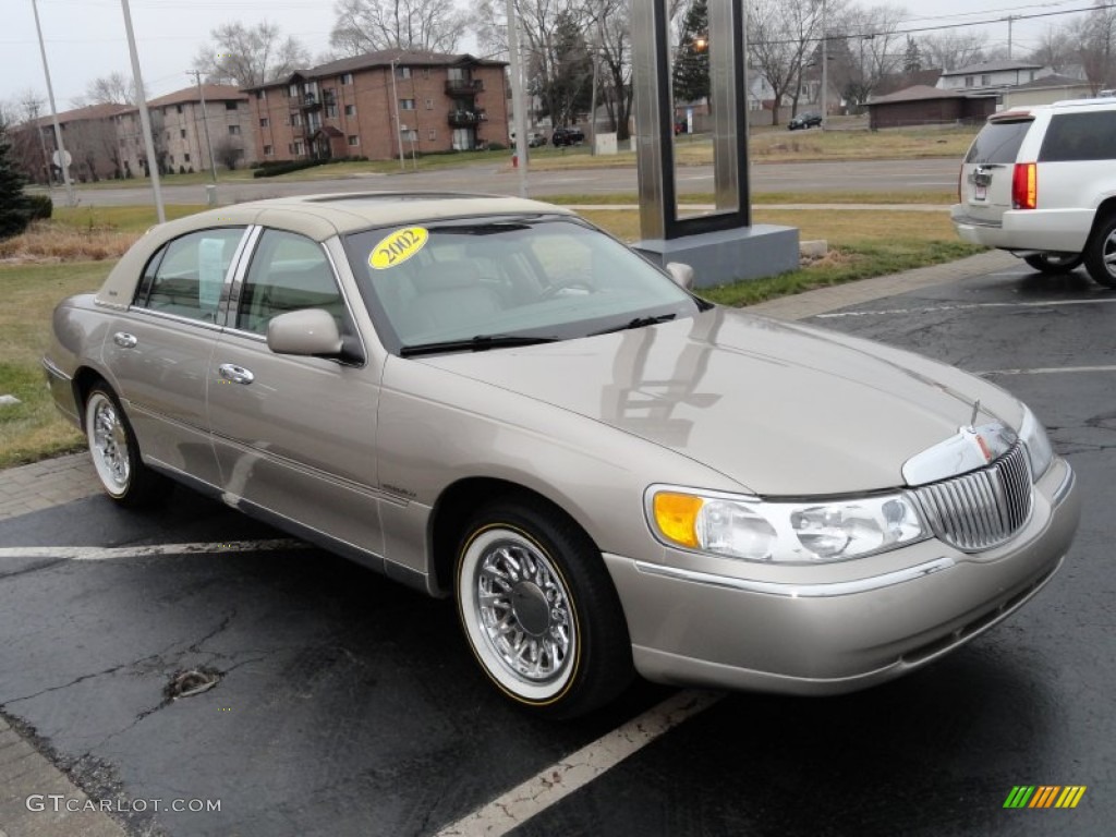 2002 Town Car Signature - Light Parchment Gold / Light Parchment photo #3