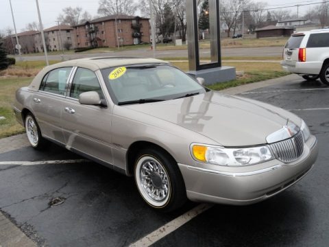 2002 Lincoln Town Car Signature Data, Info and Specs