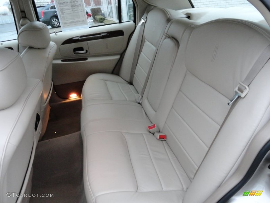 Light Parchment Interior 2002 Lincoln Town Car Signature Photo #59582121