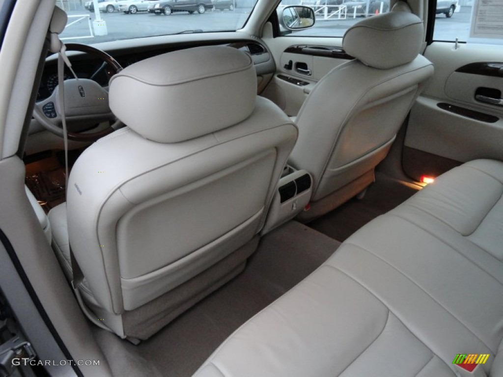 Light Parchment Interior 2002 Lincoln Town Car Signature Photo #59582127