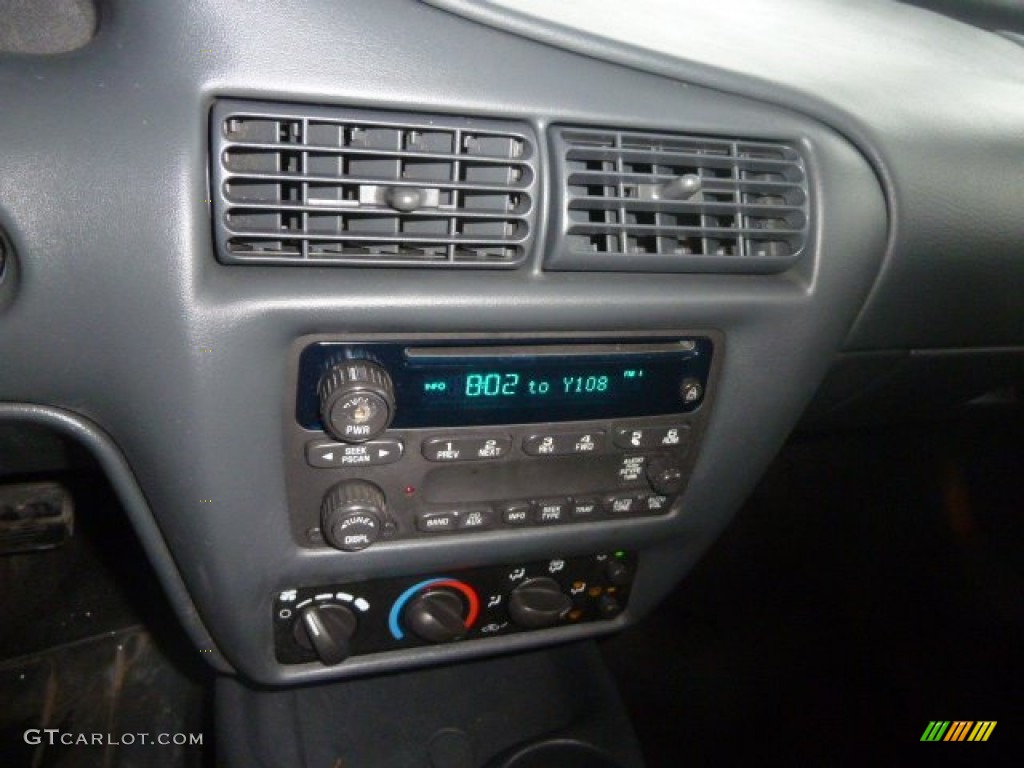 2004 Cavalier LS Sedan - Victory Red / Graphite photo #13