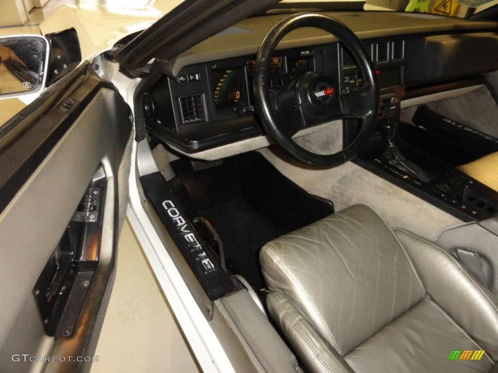 Medium Gray Interior 1986 Chevrolet Corvette Coupe Photo #59615979