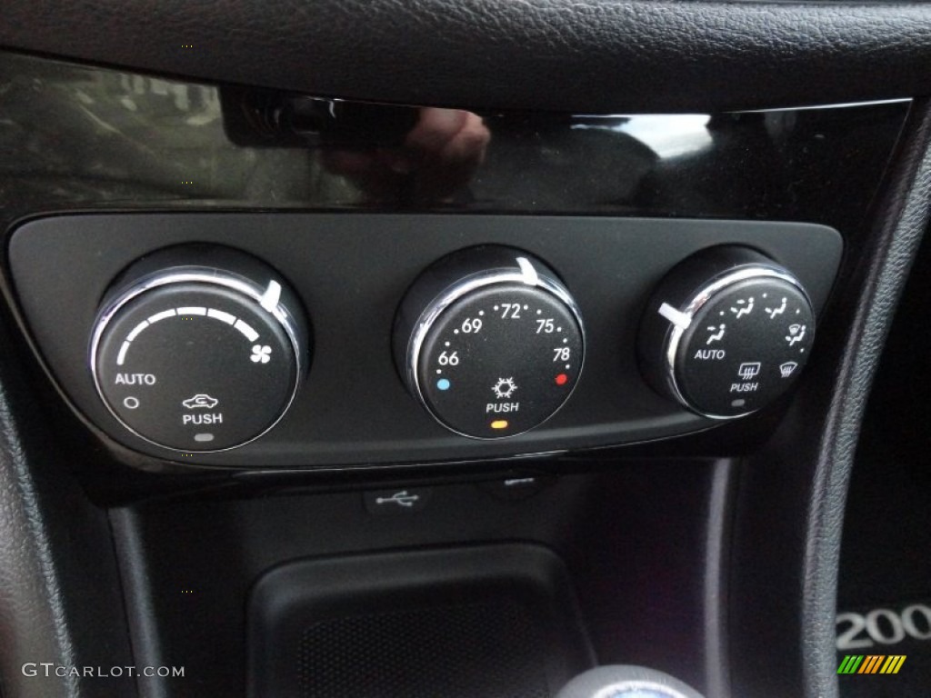 2011 Chrysler 200 S Controls Photo #59617458