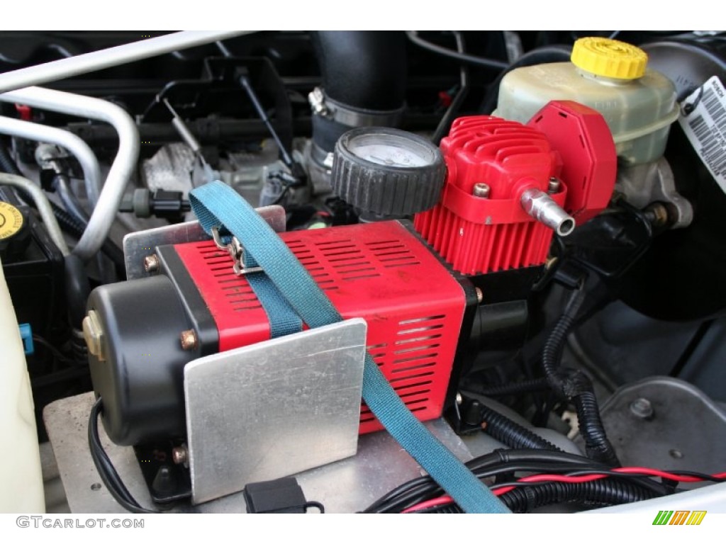 2003 Jeep Wrangler X 4x4 Under hood air compressor Photo #59618565