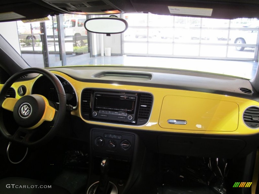 2012 Volkswagen Beetle 2.5L Titan Black Dashboard Photo #59625348
