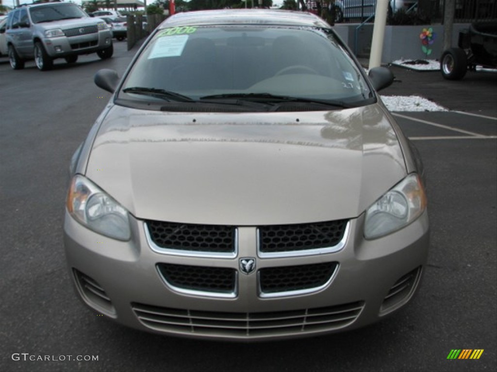 2004 Stratus SE Sedan - Light Almond Pearl Metallic / Sandstone photo #3