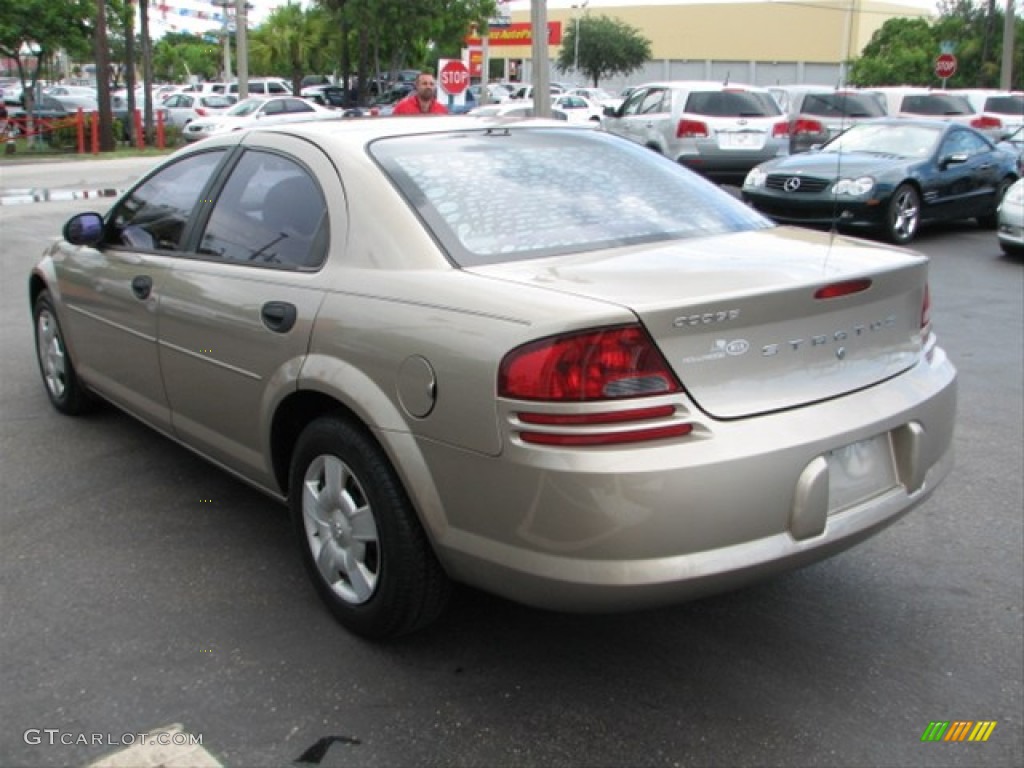 2004 Stratus SE Sedan - Light Almond Pearl Metallic / Sandstone photo #7