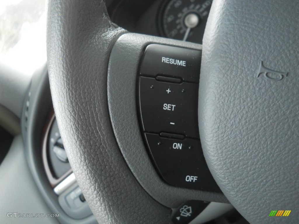 2006 Lincoln Town Car Signature Limited Controls Photo #59660087