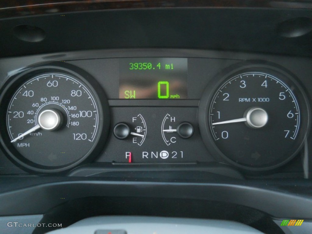 2006 Lincoln Town Car Signature Limited Gauges Photo #59660097