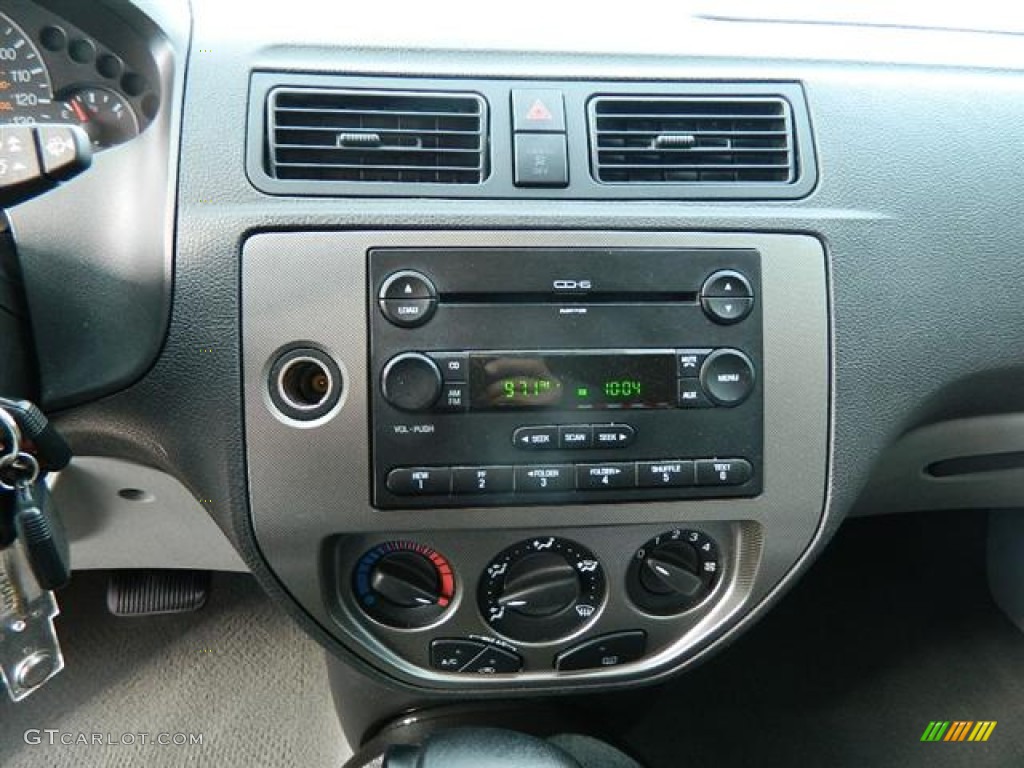 2006 Ford Focus ZXW SES Wagon Controls Photos