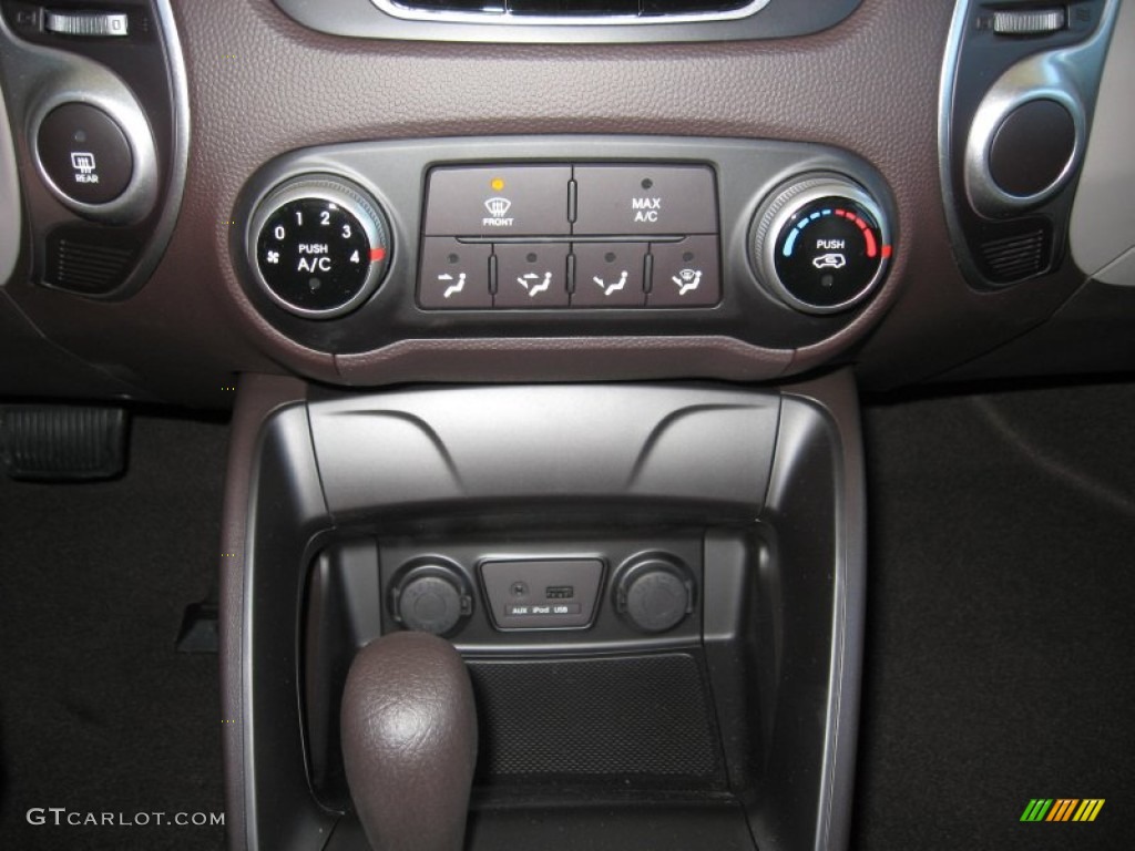 2012 Hyundai Tucson GL Controls Photo #59702001