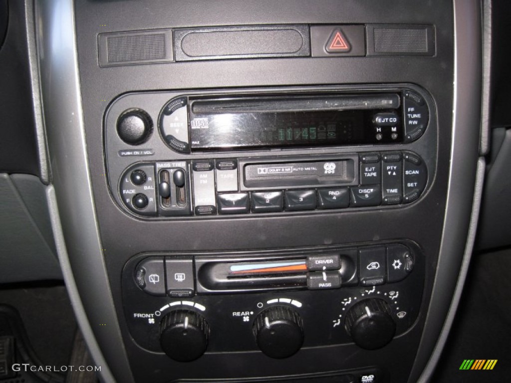 2004 Chrysler Town & Country Touring Platinum Series Audio System Photos