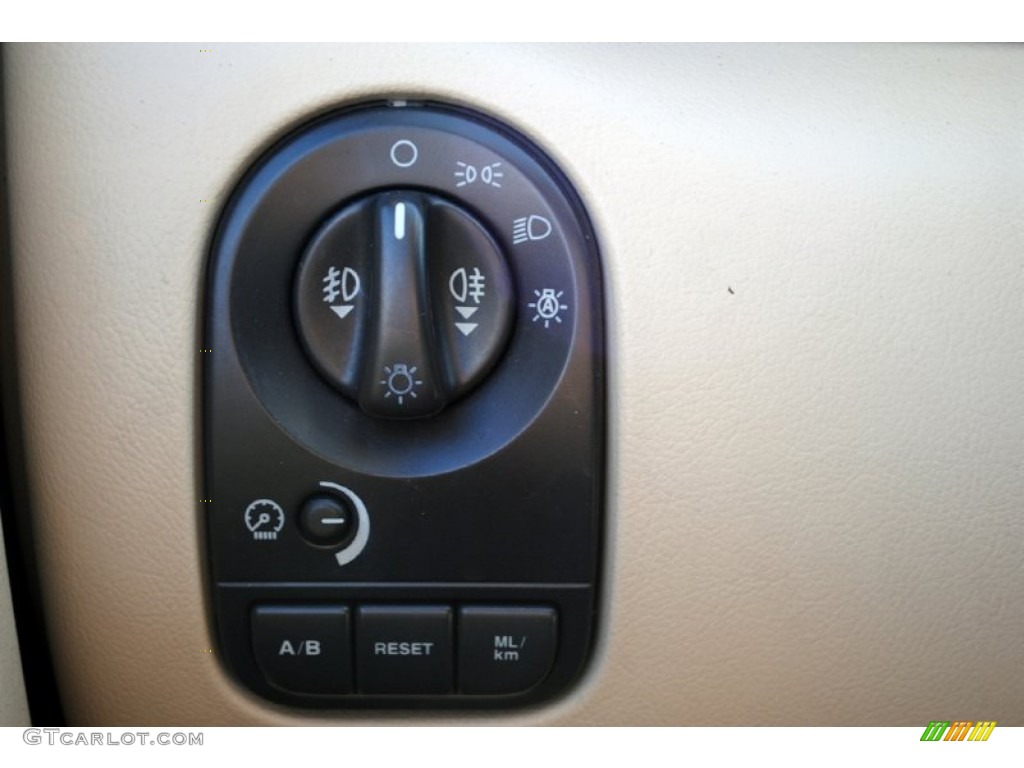 2002 Jaguar X-Type 2.5 Controls Photo #59719125