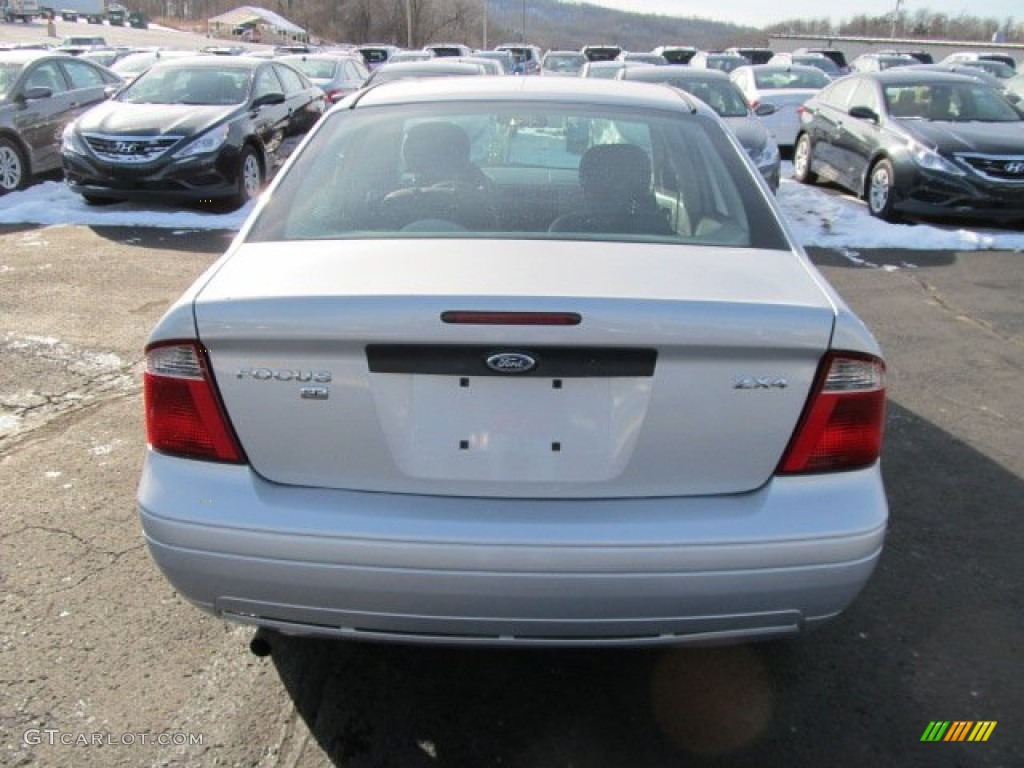 2005 Focus ZX4 SE Sedan - CD Silver Metallic / Dark Flint/Light Flint photo #8