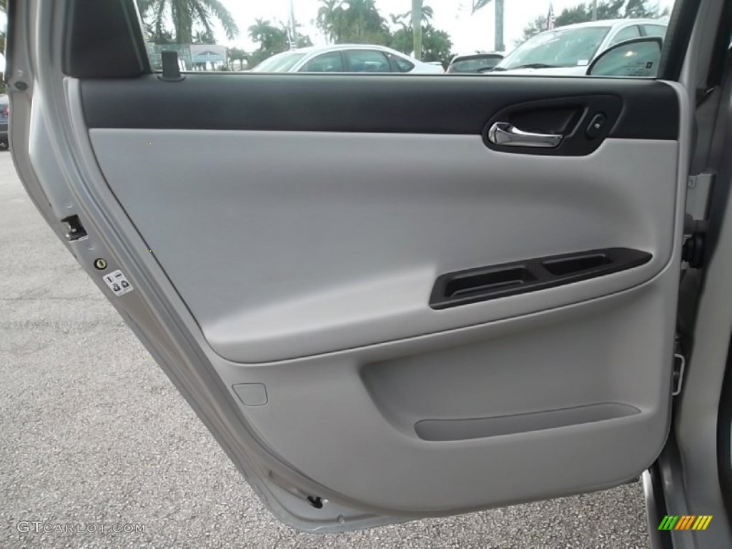 2006 Chevrolet Impala LT Gray Door Panel Photo #59740121