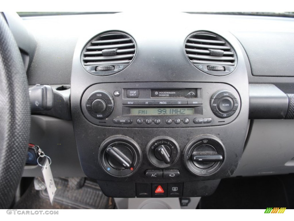 2001 Volkswagen New Beetle GLS Coupe Controls Photo #59740940