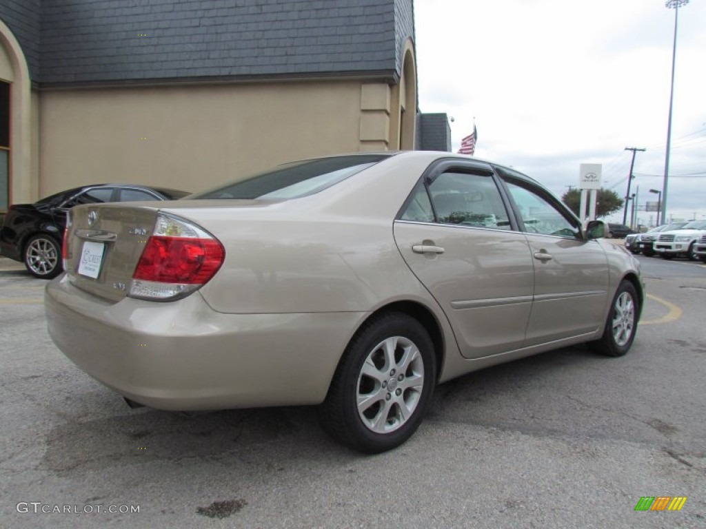 2006 Camry XLE V6 - Desert Sand Mica / Taupe photo #3