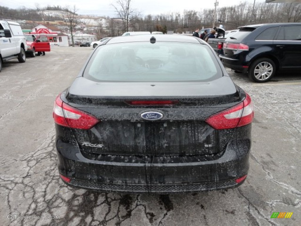 2012 Focus SE Sedan - Black / Charcoal Black photo #3