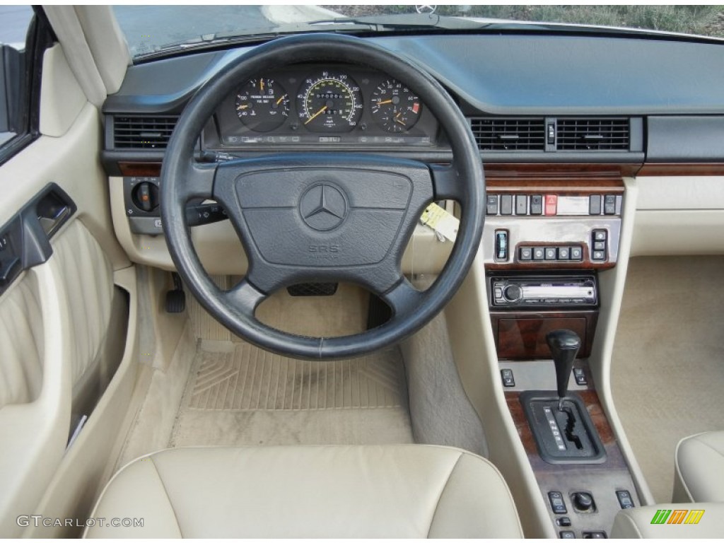 1995 Mercedes-Benz E 320 Convertible Parchment Dashboard Photo #59767691
