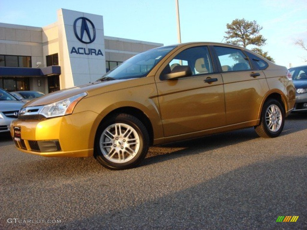 2009 Focus SE Sedan - Amber Gold Metallic / Medium Stone photo #2