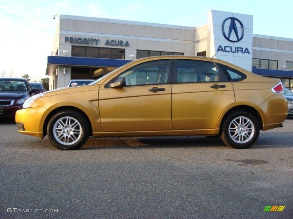 2009 Focus SE Sedan - Amber Gold Metallic / Medium Stone photo #3
