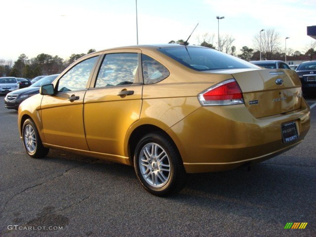 2009 Focus SE Sedan - Amber Gold Metallic / Medium Stone photo #4