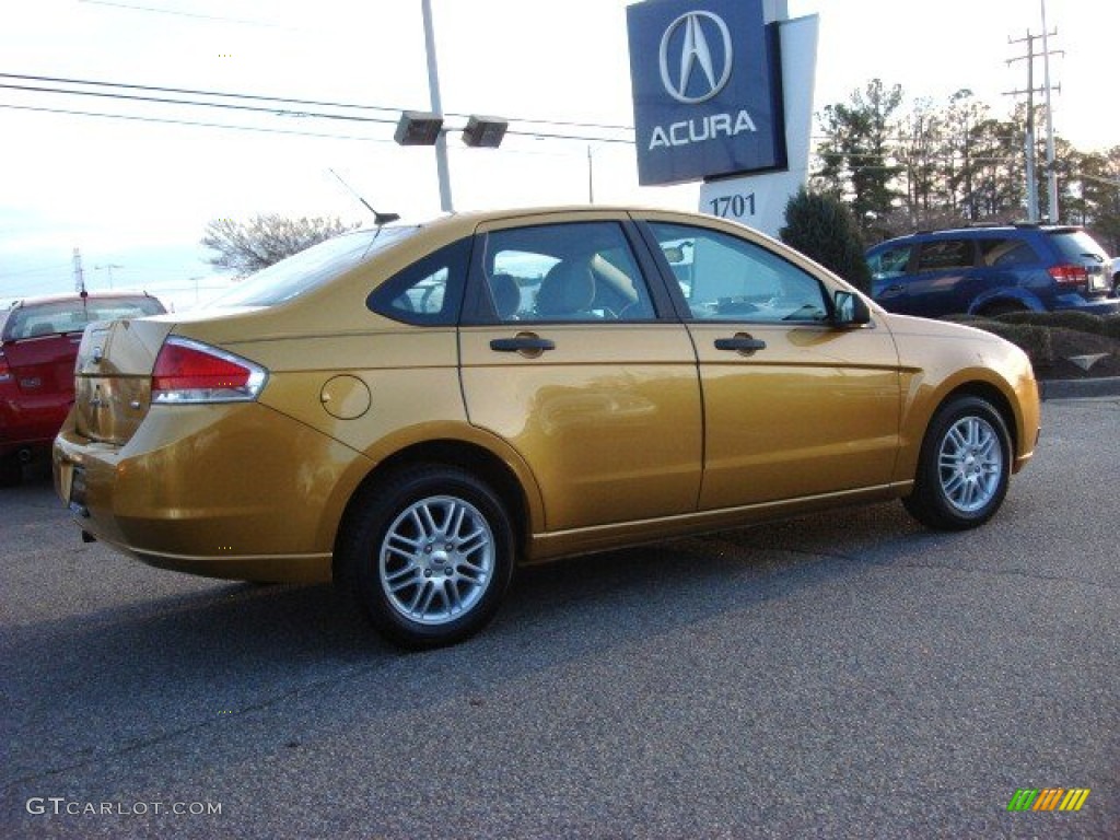 2009 Focus SE Sedan - Amber Gold Metallic / Medium Stone photo #5