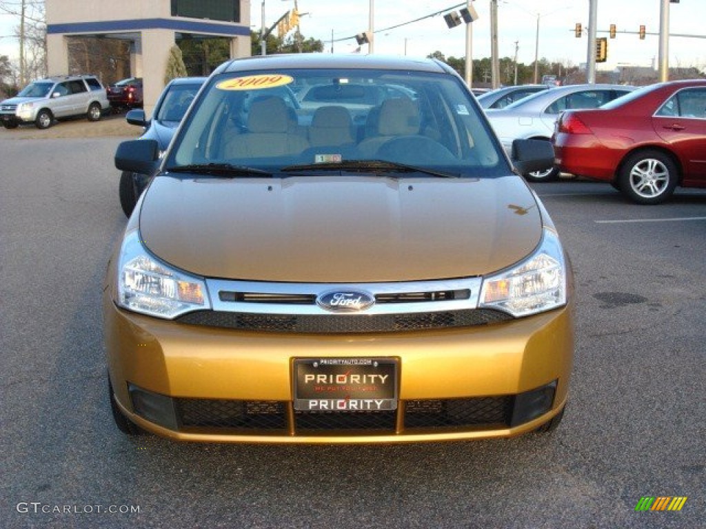 2009 Focus SE Sedan - Amber Gold Metallic / Medium Stone photo #9