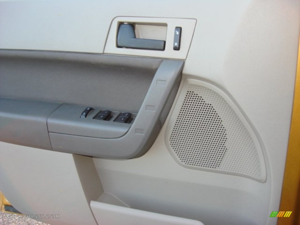2009 Focus SE Sedan - Amber Gold Metallic / Medium Stone photo #13