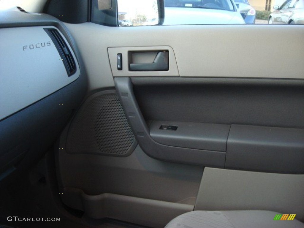 2009 Focus SE Sedan - Amber Gold Metallic / Medium Stone photo #19