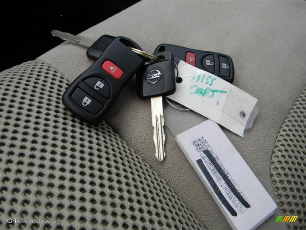 2010 Nissan Pathfinder SE Keys Photos