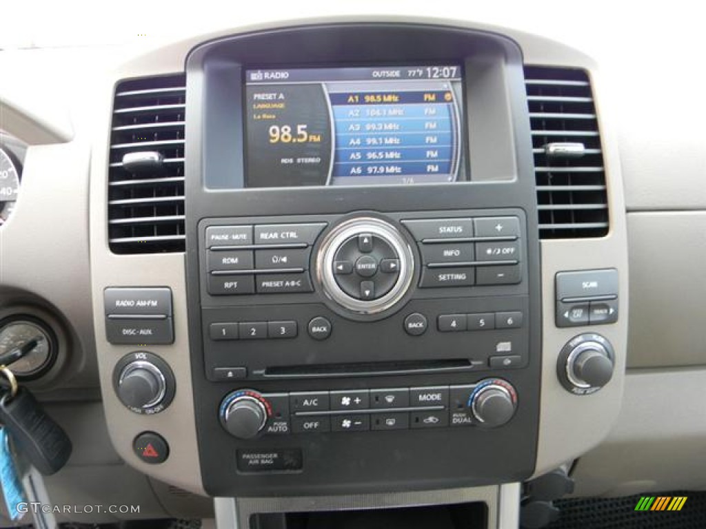 2010 Nissan Pathfinder SE Controls Photos