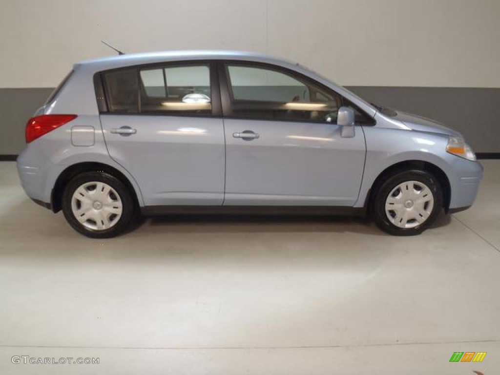 2011 Versa 1.8 S Hatchback - Arctic Blue Metallic / Charcoal photo #4