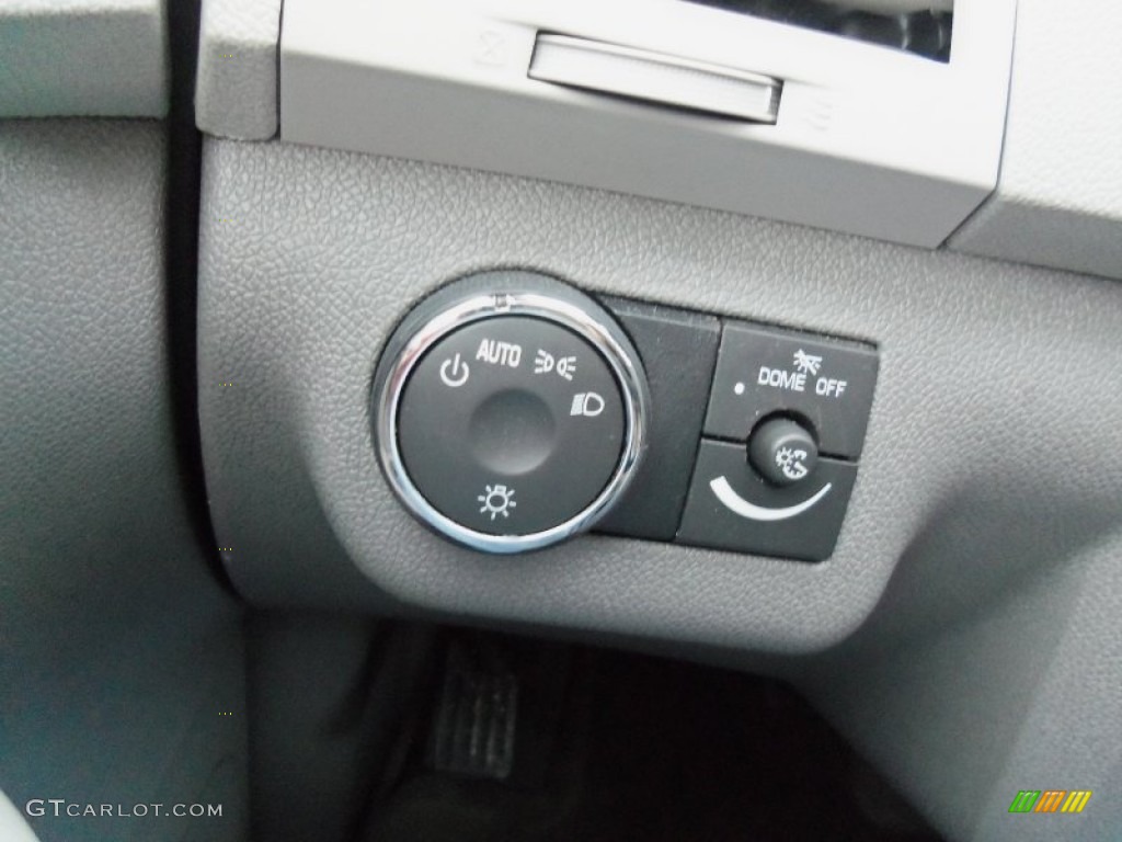 2011 Chevrolet Traverse LT AWD Controls Photo #59819786