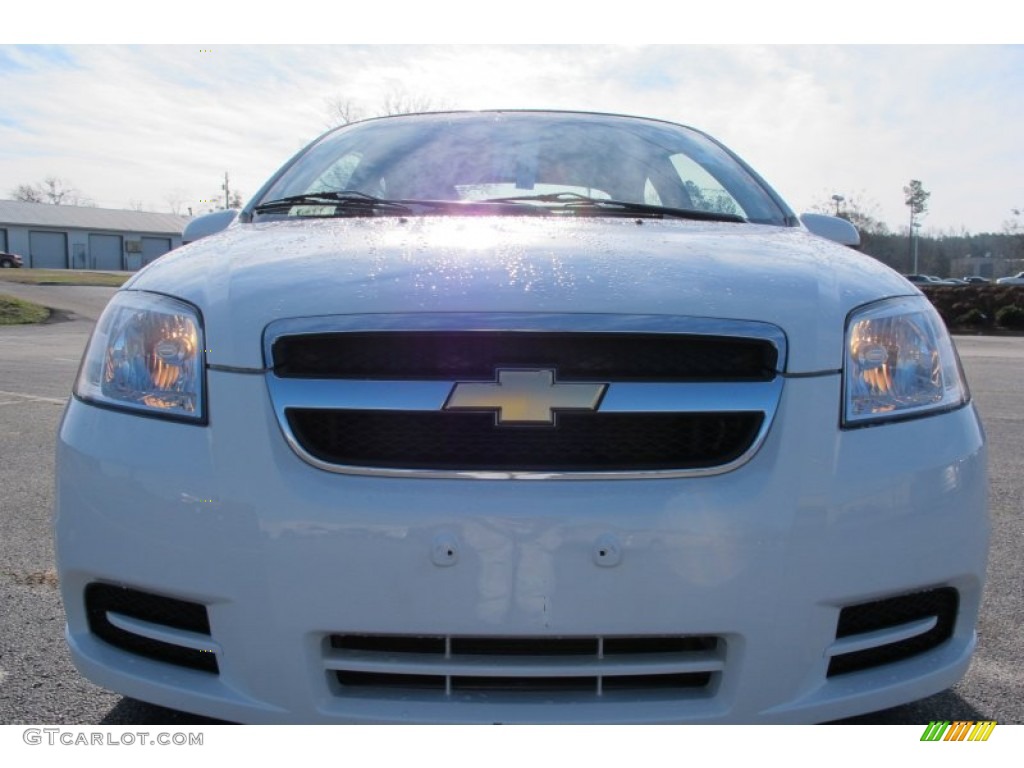 2010 Aveo LT Sedan - Summit White / Charcoal photo #2