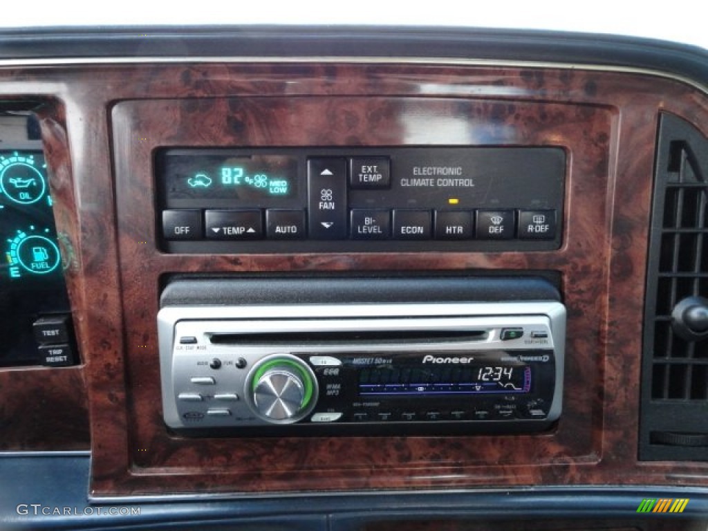 1990 Buick Riviera Standard Riviera Model Controls Photo #59841522