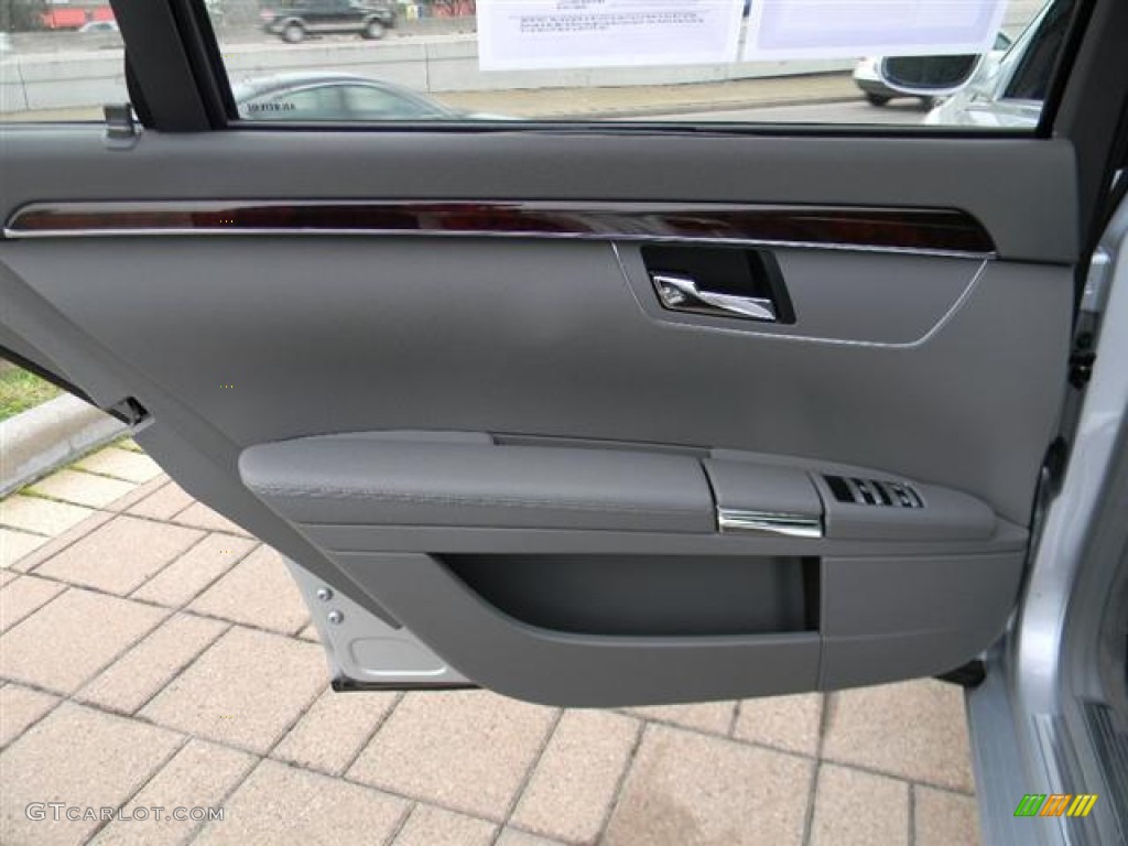 2007 Mercedes-Benz S 550 Sedan Grey/Dark Grey Door Panel Photo #59843016