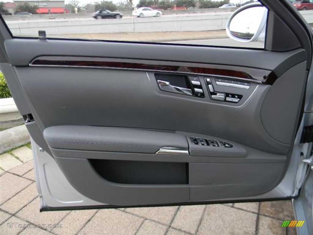 2007 Mercedes-Benz S 550 Sedan Grey/Dark Grey Door Panel Photo #59843052
