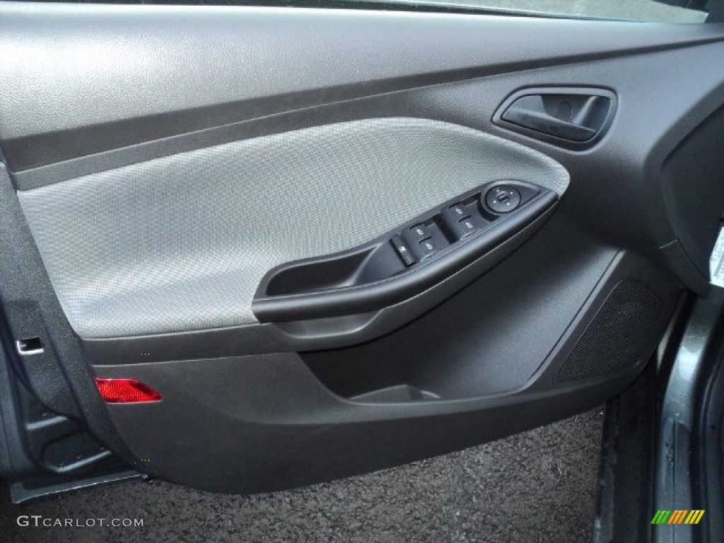 2012 Focus SE Sedan - Sterling Grey Metallic / Charcoal Black photo #6