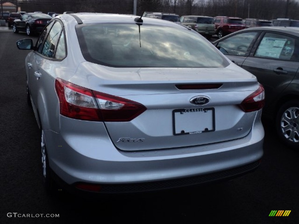 2012 Focus SE Sedan - Ingot Silver Metallic / Charcoal Black photo #4