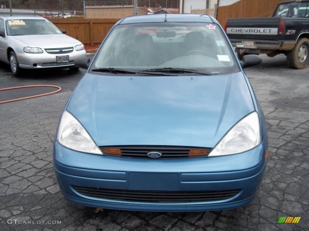 2000 Focus SE Sedan - Light Sapphire Blue Metallic / Medium Graphite photo #1