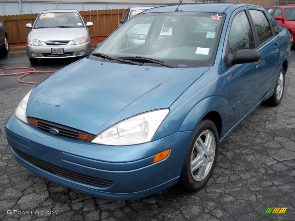 2000 Focus SE Sedan - Light Sapphire Blue Metallic / Medium Graphite photo #2