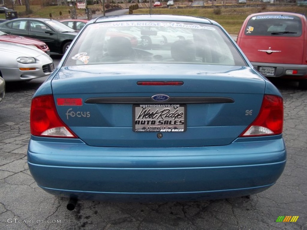 2000 Focus SE Sedan - Light Sapphire Blue Metallic / Medium Graphite photo #5